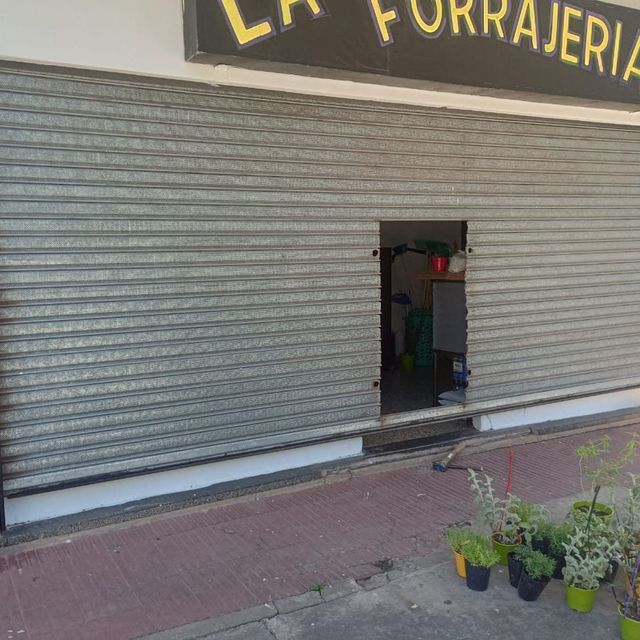 Cortina metálica de una forrajería reparada y funcionando